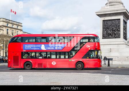 Londra, Regno Unito - 27 marzo 2024: Autobus rosso a due piani su Trafalgar Square a Londra, Regno Unito. Foto Stock