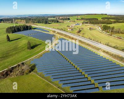 Vista aerea di un'enorme centrale fotovoltaica vicino a un'autostrada nel sud della Germania Foto Stock