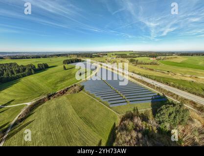 Vista aerea di un'enorme centrale fotovoltaica vicino a un'autostrada nel sud della Germania Foto Stock