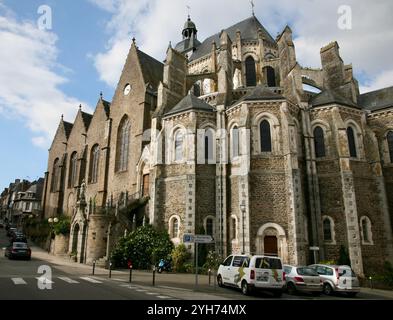 Una vista della basilica di Mayenne nel nord-ovest della Francia, in Europa Foto Stock