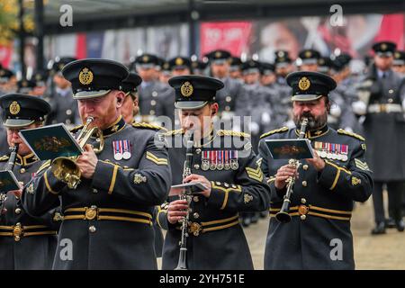 Londra, Regno Unito. 9 novembre 2024. La banda della Royal Air Force si diverte mentre marciano lungo la parata del sindaco alla cattedrale di St Paul. La parata del sindaco è incentrata su una processione di cinque miglia che inizia dalla Guildhall, una tradizione iniziata intorno al 1215, nell'era di re Giovanni. Il 696° Lord Mayor di Londra sarà Alderman Alastair King of the Queenhithe Ward, che ha preso l'incarico alla cerimonia silenziosa, il giorno prima del Lord Mayor's Show. (Foto di David Mbiyu/SOPA Images/Sipa USA) credito: SIPA USA/Alamy Live News Foto Stock