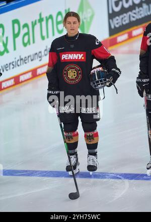 Landshut, Germania. 9 novembre 2024. Nicola Hadraschek- Eisenschmid, DEB Damen Nr. 11 alla partita femminile GERMANIA - UNGHERIA 3-1 DEB HOCKEY SU GHIACCIO DEUTSCHLAND CUP a Landshut, Germania, 9 novembre 2024, stagione 2024/2025. Fotografo: ddp Images/STAR-Images credito: ddp media GmbH/Alamy Live News Foto Stock