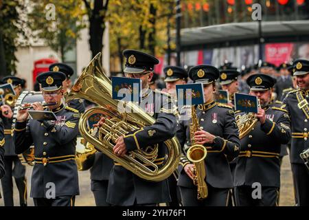 Londra, Regno Unito. 9 novembre 2024. La banda della Royal Air Force si diverte mentre marciano lungo la parata del sindaco alla cattedrale di St Paul. La parata del sindaco è incentrata su una processione di cinque miglia che inizia dalla Guildhall, una tradizione iniziata intorno al 1215, nell'era di re Giovanni. Il 696° Lord Mayor di Londra sarà Alderman Alastair King of the Queenhithe Ward, che ha preso l'incarico alla cerimonia silenziosa, il giorno prima del Lord Mayor's Show. Credito: SOPA Images Limited/Alamy Live News Foto Stock