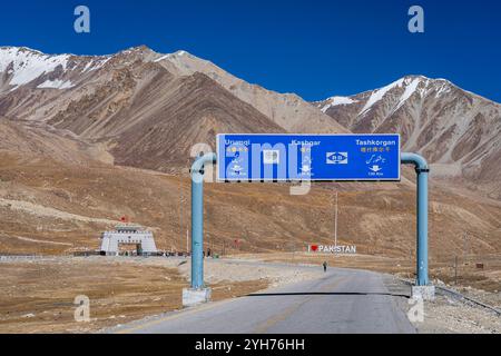 Passo Khunjerab, Hunza Nagar, Gilgit-Baltistan, Pakistan - 09 22 2024 : veduta del confine tra Pakistan e Cina sull'autostrada Karakoram con cartello stradale Foto Stock