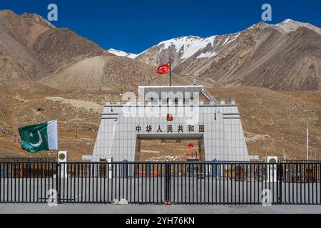 Passo Khunjerab, Hunza Nagar, Gilgit-Baltistan, Pakistan - 09 22 2024 : Vista panoramica del confine tra Pakistan e Cina Foto Stock