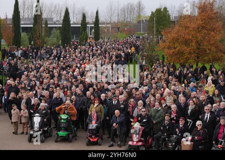 Veterani militari e ospiti durante il servizio domenicale della memoria presso il National Memorial Arboretum di Alrewas, Staffordshire. Data foto: Domenica 10 novembre 2024. Foto Stock