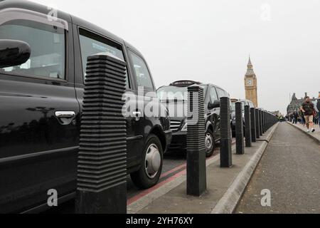 Londra, Regno Unito, 10 novembre 2024. I taxi neri si allineano sul Westminster Bridge. Fondata quindici anni fa dai tassisti di Londra, Poppy Cabs offre viaggi gratuiti per i veterani militari che partecipano all'annuale Remembrance Day Service al Cenotaph di Westminster, Londra. Ispirati al Poppy Appeal della Royal British Legion, dove i distintivi di papavero rosso vengono scambiati con donazioni di beneficenza, questi tassisti si organizzano sotto l'iniziativa "Poppy Cabs". Ogni anno, gli autisti offrono corse gratuite ai veterani delle principali stazioni di Londra, garantendo loro un arrivo sicuro. James Willoughby/ALAMY Live News Foto Stock