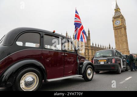 Londra, Regno Unito, 10 novembre 2024. I taxi neri si allineano sul Westminster Bridge. Fondata quindici anni fa dai tassisti di Londra, Poppy Cabs offre viaggi gratuiti per i veterani militari che partecipano all'annuale Remembrance Day Service al Cenotaph di Westminster, Londra. Ispirati al Poppy Appeal della Royal British Legion, dove i distintivi di papavero rosso vengono scambiati con donazioni di beneficenza, questi tassisti si organizzano sotto l'iniziativa "Poppy Cabs". Ogni anno, gli autisti offrono corse gratuite ai veterani delle principali stazioni di Londra, garantendo loro un arrivo sicuro. James Willoughby/ALAMY Live News Foto Stock