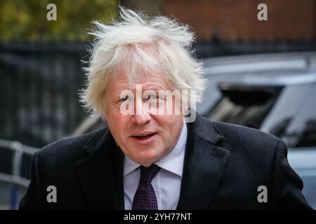 Downing Street, Londra, Regno Unito. 10 novembre 2024. Boris Johnson, ex primo Ministro. I politici, tra cui gli ex primi ministri, sono visti camminare per Downing Street sulla strada per partecipare alla cerimonia della domenica della memoria a Whitehall a Westminster. Crediti: Imageplotter/Alamy Live News Foto Stock