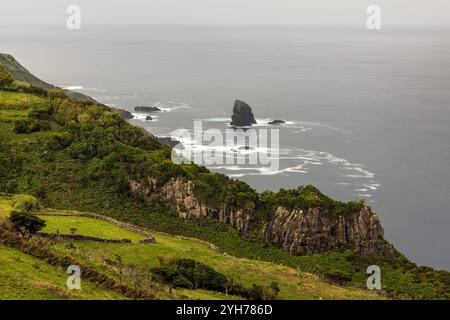 Sull'isola di Flores, nell'arcipelago delle Azzorre, il piccolo villaggio di Mosteiro è la più piccola parrocchia civile del comune di Lajes das Flores. Foto Stock
