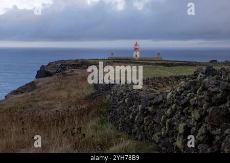 Il faro di Ponta do Albernaz è un faro situato lungo le scogliere di Ponta do Albernaz nella parrocchia settentrionale di Ponta Delgada. Foto Stock