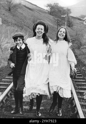 GARY WARREN, JENNY AGUTTER e SALLY THOMSETT in a Publicity portrait for THE RAILWAY CHILDREN 1970 regista LIONEL JEFFRIES romanzo E. NESBIT sceneggiatura LIONEL JEFFRIES Cinematography ARTHUR IBBETSON Music JOHNNY DOUGLAS Wardrobe ELSA FENNELL MGM-EMI Foto Stock