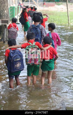 Crediamo al bambino di oggi, al futuro di domani. Il Bangladesh è un paese a reddito medio-basso. Noi crediamo che se ai nostri figli viene data la giusta opportunità Foto Stock