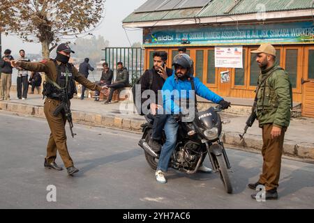 Srinagar, India. 10 novembre 2024. I poliziotti indiani fermano i giornalisti mentre sono in corso scontri a fuoco nella periferia di Srinagar. Due o tre commando di un gruppo d'élite dell'esercito indiano furono feriti in due combattimenti a fuoco separati in corso nella regione travagliata dell'Himalaya. Funzionari di polizia hanno detto che otto militanti, tra cui cinque stranieri, sono stati uccisi in una settimana mentre le forze governative intensificano le operazioni nella regione. Credito: SOPA Images Limited/Alamy Live News Foto Stock