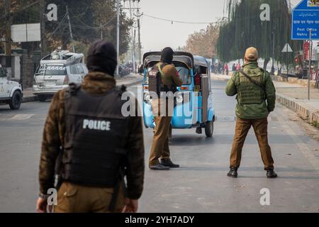 Srinagar, India. 10 novembre 2024. I poliziotti indiani fermano i veicoli mentre sono in corso scontri a fuoco nella periferia di Srinagar. Due o tre commando di un gruppo d'élite dell'esercito indiano furono feriti in due combattimenti a fuoco separati in corso nella regione travagliata dell'Himalaya. Funzionari di polizia hanno detto che otto militanti, tra cui cinque stranieri, sono stati uccisi in una settimana mentre le forze governative intensificano le operazioni nella regione. Credito: SOPA Images Limited/Alamy Live News Foto Stock