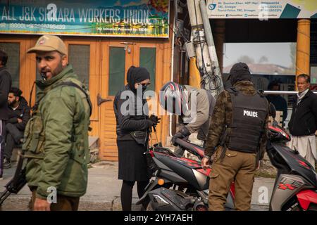 Srinagar, India. 10 novembre 2024. I poliziotti indiani vedevano i civili in pericolo come uno scontro a fuoco in corso nella periferia di Srinagar. Due o tre commando di un gruppo d'élite dell'esercito indiano furono feriti in due combattimenti a fuoco separati in corso nella regione travagliata dell'Himalaya. Funzionari di polizia hanno detto che otto militanti, tra cui cinque stranieri, sono stati uccisi in una settimana mentre le forze governative intensificano le operazioni nella regione. Credito: SOPA Images Limited/Alamy Live News Foto Stock