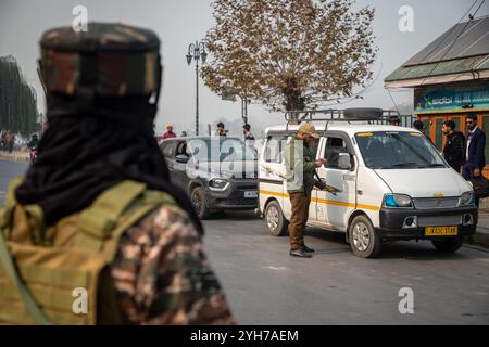 Srinagar, India. 10 novembre 2024. Il poliziotto indiano controlla la carta d'identità di un civile come un combattimento a fuoco in corso nella periferia di Srinagar. Due o tre commando di un gruppo d'élite dell'esercito indiano furono feriti in due combattimenti a fuoco separati in corso nella regione travagliata dell'Himalaya. Funzionari di polizia hanno detto che otto militanti, tra cui cinque stranieri, sono stati uccisi in una settimana mentre le forze governative intensificano le operazioni nella regione. Credito: SOPA Images Limited/Alamy Live News Foto Stock