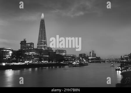 Skyline bianco e nero della Londra moderna al tramonto Foto Stock