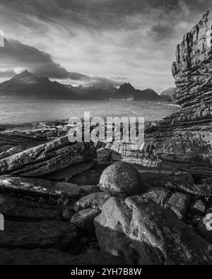 Spettacolare costa rocciosa di Elgol con vista sulle montagne in bianco e nero Foto Stock