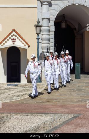 Cerimonia del cambio della Guardia presso il Palazzo del Principe di Monaco, i principi Carabinieri in uniforme bianca, Piazza del Palazzo, Monaco, Sud della Francia, Europa Foto Stock