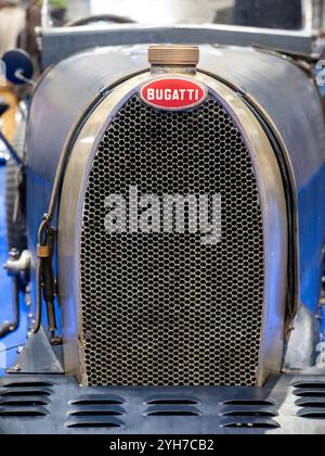 Radiatore e badge su una Bugatti vintage in mostra al NEC Classic Car Show di Birmingham del 2024 Foto Stock