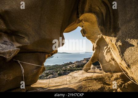 Bizzarre rocce granitiche, roccia dell'Orso, tramonto, Capo d'Orso, Palau, costa Smeralda, Sardegna, Italia, Oceania Foto Stock