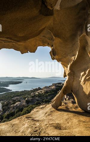 Bizzarre rocce granitiche, roccia dell'Orso, tramonto, Capo d'Orso, Palau, costa Smeralda, Sardegna, Italia, Oceania Foto Stock