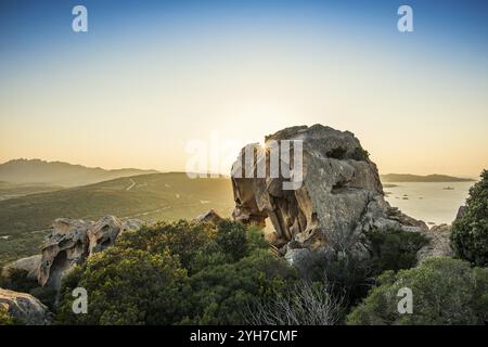 Bizzarre rocce granitiche, roccia dell'Orso, tramonto, Capo d'Orso, Palau, costa Smeralda, Sardegna, Italia, Oceania Foto Stock