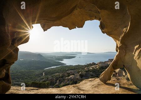 Bizzarre rocce granitiche, roccia dell'Orso, tramonto, Capo d'Orso, Palau, costa Smeralda, Sardegna, Italia, Oceania Foto Stock