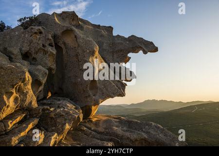 Bizzarre rocce granitiche, roccia dell'Orso, tramonto, Capo d'Orso, Palau, costa Smeralda, Sardegna, Italia, Oceania Foto Stock