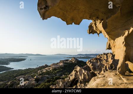 Bizzarre rocce granitiche, roccia dell'Orso, tramonto, Capo d'Orso, Palau, costa Smeralda, Sardegna, Italia, Oceania Foto Stock