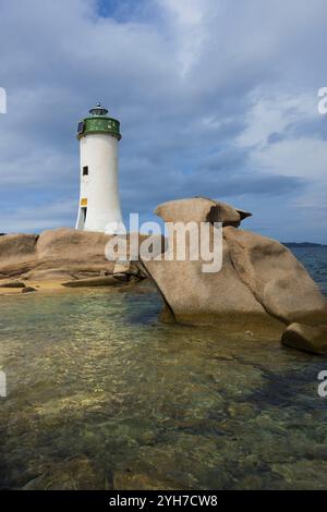 Faro con spiaggia e bizzarre rocce di granito, Spiaggia Porto Faro, Faro di Punta Palau, Palau, Costa Smeralda, Sardegna, Italia, Oceania Foto Stock