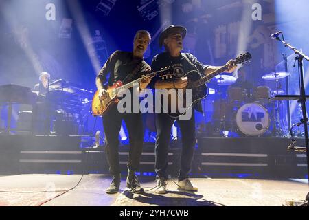 Ulrich Rode (chitarrista) e Wolfgang Niedecken (cantante) dei BAP live in Time Travel 81/82 Tour al Tempodrom di Berlino nel 09.11.2024 Foto Stock