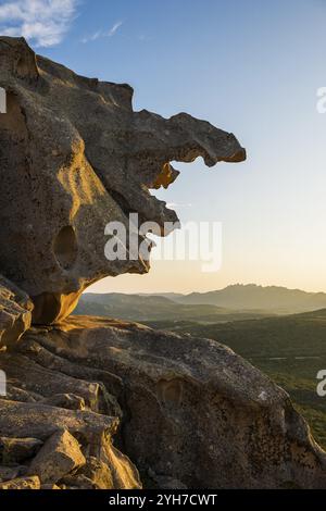 Bizzarre rocce granitiche, roccia dell'Orso, tramonto, Capo d'Orso, Palau, costa Smeralda, Sardegna, Italia, Oceania Foto Stock