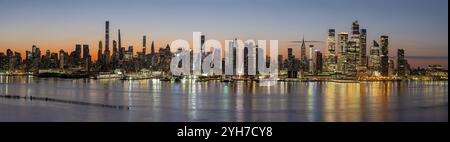 Panorama dello skyline di Midtown Manhattan a New York prima dell'alba visto da Weehawken, New Jersey Foto Stock