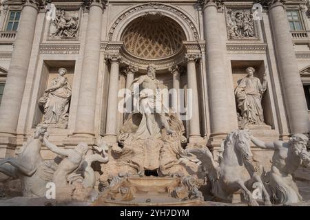 Roma, Italia. 9 novembre 2024. Restauro della Fontana di Trevi: Oggi è stato inaugurato un passaggio sospeso temporaneo per consentire ai visitatori di vedere la fontana più vicina durante i lavori di ristrutturazione, il 9 novembre 2024. I lavori comprendono la pulizia delle pietre nella parte inferiore del monumento e dei giunti di cementazione, che dovrebbero essere completati entro la fine dell'anno. Gruppi limitati di visitatori potranno attraversare la fontana su un passaggio sopraelevato durante la manutenzione. (Foto di Stefano Costantino/SOPA Images/Sipa USA) credito: SIPA USA/Alamy Live News Foto Stock