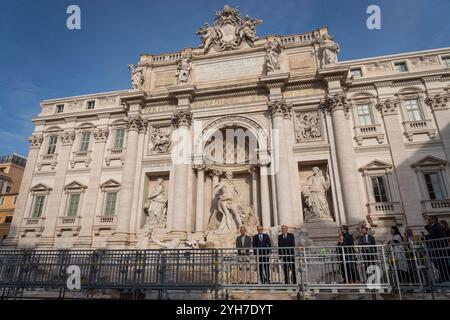 Il sindaco di Roma Roberto Gualtieri inaugura il passaggio sospeso sopra la Fontana di Trevi per consentire ai visitatori di vedere la fontana da vicino durante i lavori di ristrutturazione. Restauro della Fontana di Trevi: Oggi è stato inaugurato un passaggio sospeso temporaneo per consentire ai visitatori di vedere la fontana più vicina durante i lavori di ristrutturazione, il 9 novembre 2024. I lavori comprendono la pulizia delle pietre nella parte inferiore del monumento e dei giunti di cementazione, che dovrebbero essere completati entro la fine dell'anno. A gruppi limitati di visitatori sarà consentito attraversare la fontana su un passaggio sopraelevato mentre si cammina Foto Stock