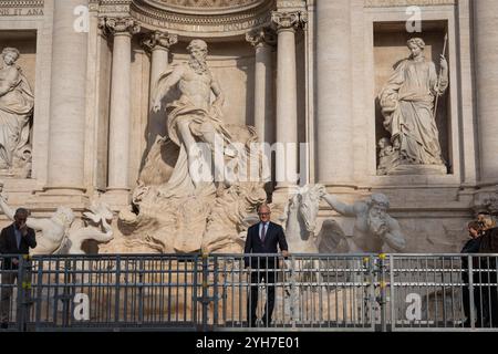 Il sindaco di Roma Roberto Gualtieri inaugura il passaggio sospeso sopra la Fontana di Trevi per consentire ai visitatori di vedere la fontana da vicino durante i lavori di ristrutturazione. Restauro della Fontana di Trevi: Oggi è stato inaugurato un passaggio sospeso temporaneo per consentire ai visitatori di vedere la fontana più vicina durante i lavori di ristrutturazione, il 9 novembre 2024. I lavori comprendono la pulizia delle pietre nella parte inferiore del monumento e dei giunti di cementazione, che dovrebbero essere completati entro la fine dell'anno. A gruppi limitati di visitatori sarà consentito attraversare la fontana su un passaggio sopraelevato mentre si cammina Foto Stock