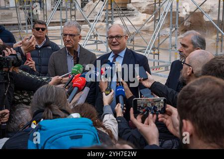 Conferenza stampa del Sindaco di Roma Roberto Gualtieri presso il cantiere della Fontana di Trevi. Restauro della Fontana di Trevi: Oggi è stato inaugurato un passaggio sospeso temporaneo per consentire ai visitatori di vedere la fontana più vicina durante i lavori di ristrutturazione, il 9 novembre 2024. I lavori comprendono la pulizia delle pietre nella parte inferiore del monumento e dei giunti di cementazione, che dovrebbero essere completati entro la fine dell'anno. Gruppi limitati di visitatori potranno attraversare la fontana su un passaggio sopraelevato durante la manutenzione. (Foto di Stefano Costantino/SOPA Images/Sipa USA) Foto Stock