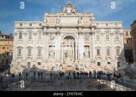 Roma, Italia. 9 novembre 2024. Vista generale della Fontana di Trevi durante i lavori di ristrutturazione. Restauro della Fontana di Trevi: Oggi è stato inaugurato un passaggio sospeso temporaneo per consentire ai visitatori di vedere la fontana più vicina durante i lavori di ristrutturazione, il 9 novembre 2024. I lavori comprendono la pulizia delle pietre nella parte inferiore del monumento e dei giunti di cementazione, che dovrebbero essere completati entro la fine dell'anno. Gruppi limitati di visitatori potranno attraversare la fontana su un passaggio sopraelevato durante la manutenzione. Credito: SOPA Images Limited/Alamy Live News Foto Stock