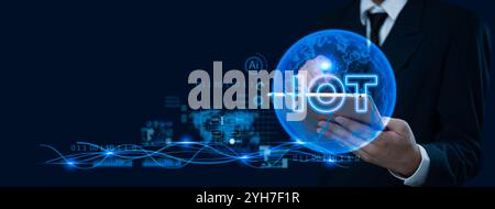 Uomo d'affari con un globo digitale con grafica concettuale IoT, che rappresenta tecnologia, innovazione e connettività globale. Foto Stock