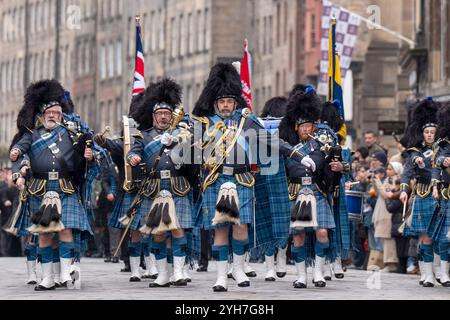 Le cornamuse e i tamburi della RAF marciano lungo il Royal Mile per la cerimonia della domenica della memoria alla Stone of Remembrance fuori dalle City Chambers di Edimburgo. Data foto: Domenica 10 novembre 2024. Foto Stock