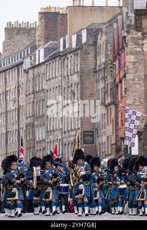 Le cornamuse e i tamburi della RAF marciano lungo il Royal Mile per la cerimonia della domenica della memoria alla Stone of Remembrance fuori dalle City Chambers di Edimburgo. Data foto: Domenica 10 novembre 2024. Foto Stock