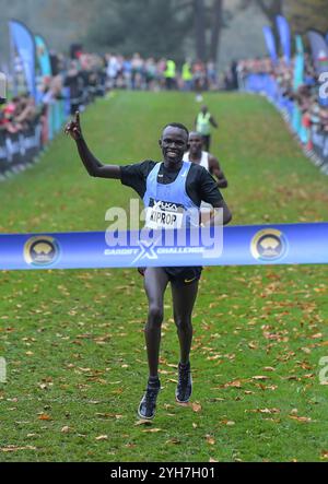 Cardiff, Galles, Regno Unito. 9 novembre 2024. Keneth Kiprop dell'Uganda, vincitrice della gara maschile senior al Cardiff Cross Challenge inc World Athletics Cross Country Tour (Gold Label), Llandaff Fields, Cardiff, Galles il 9 novembre 2024. Foto di Gary MitchellKeneth Kiprop dell'Uganda, vincitore della gara maschile senior al Cardiff Cross Challenge inc World Athletics Cross Country Tour (Gold Label), Llandaff Fields, Cardiff, Galles il 9 novembre 2024. Foto di Gary Mitchell/Alamy Live News Credit: Gary Mitchell, GMP Media/Alamy Live News Credit: Gary Mitchell, GMP Media/Alamy Live News Foto Stock