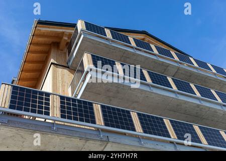 Edificio residenziale con grandi balconi in cemento coperti da celle solari Foto Stock