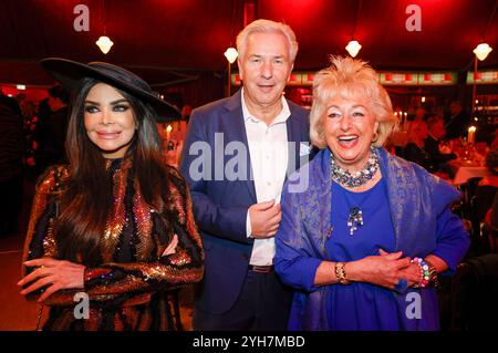 Kader Loth, Klaus Wowereit e Stefanie Simon bei der Gala - Premiere der Palazzo Dinner Show im Spiegelpalast. Berlin, 09.11.2024 foto:XB.xDummerx/xFuturexImagex dinnershow 4222 Foto Stock