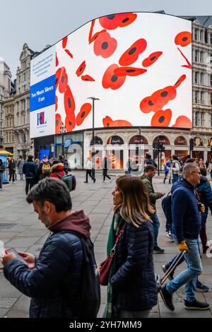 Londra, Regno Unito. 10 novembre 2024. Piccadilly Lights ha messo in pausa tutte le pubblicità per 10 minuti per celebrare la domenica della memoria e il giorno della memoria con copia in movimento completa. La RBL vuole incoraggiare il pubblico a partecipare alla Remembrance e commemorare il servizio e il sacrificio della comunità delle forze Armate, passato e presente. Crediti: Guy Bell/Alamy Live News Foto Stock