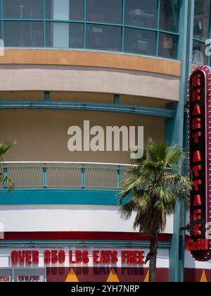 LAS VEGAS. NEVADA, Stati Uniti - 3 GIUGNO 2013: Cartello all'esterno del ristorante Heart Attack Grill nel centro di Las Vegas Foto Stock