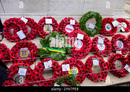 Belfast, Regno Unito. 10 novembre 2024. Cenotaph, Municipio di Belfast 10 novembre 2024. Il primo ministro del Sinn Fein Michelle o'Neill pose una corona al Remembrance SUndat Service al Cenotaph di Belfast. Crediti: Bonzo/Alamy Live News Foto Stock