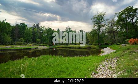 Pittoresco giardino giapponese con laghetto. Foto Stock